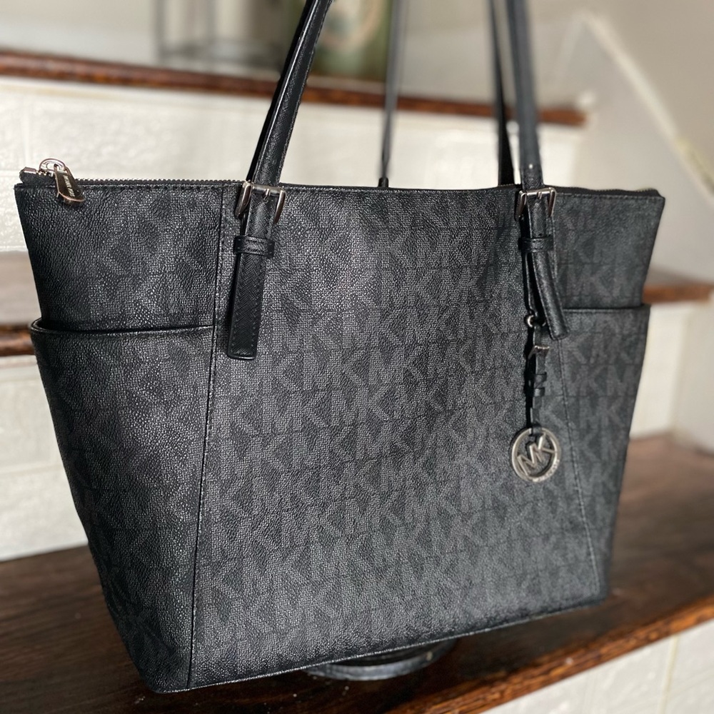 Michael Kors black leather Jet Set w/pockets